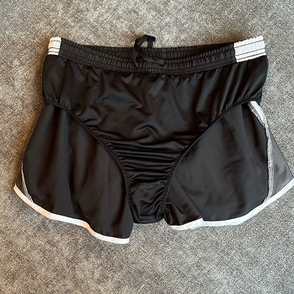 Nike Dri-Fit Shorts with brief liner - Picture 2 of 7